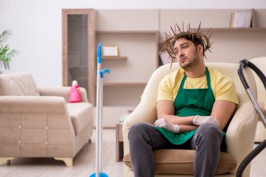 Genç erkek müteahhit, baş temizleme yerine dikenli çelenk giyiyor.