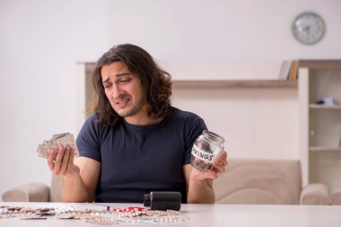 Evde acı çeken genç hasta adam.