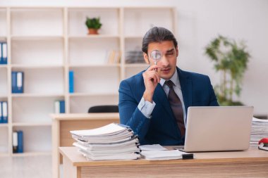 Genç bir erkek işçi aşırı işten memnun değil.