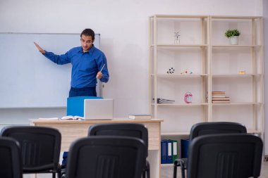 Genç erkek işletme eğitmeni salgın sırasında sunum yapıyor