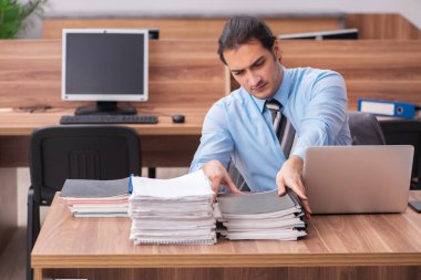 Genç bir erkek işçi aşırı işten memnun değil.