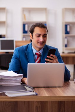 Ofiste çalışan genç bir erkek.