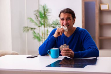 Evde acı çeken genç hasta adam.