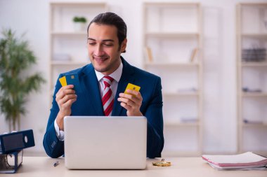 E-ticaret konsepti genç işadamı