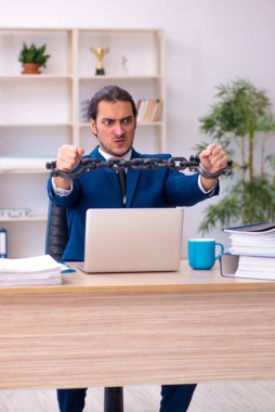 Zincirli erkek çalışanlar, Ofis 'te aşırı çalışmaktan memnun değiller.