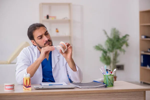 Junge männliche Zahnarzthelferin arbeitet in der Klinik — Stockfoto