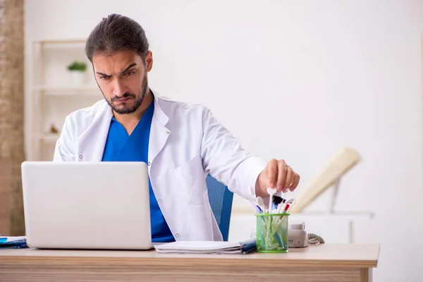 Jonge mannelijke odontoloog in telegeneeskunde — Stockfoto