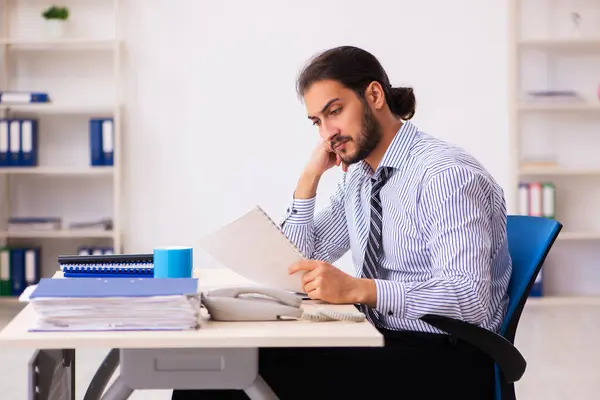 Jeune employé masculin travaillant au bureau — Photo