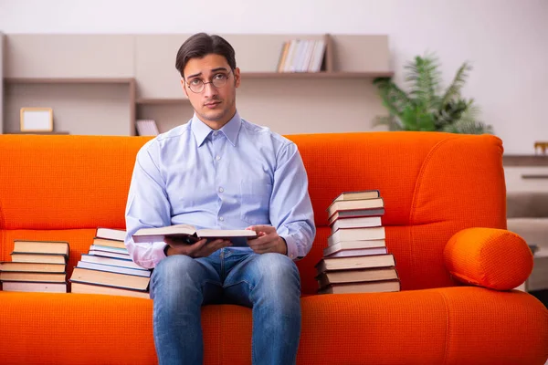 Jeune étudiant masculin se préparant aux examens à la maison — Photo