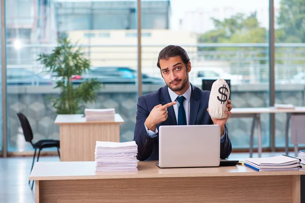 Jonge mannelijke werknemer in loonconcept — Stockfoto