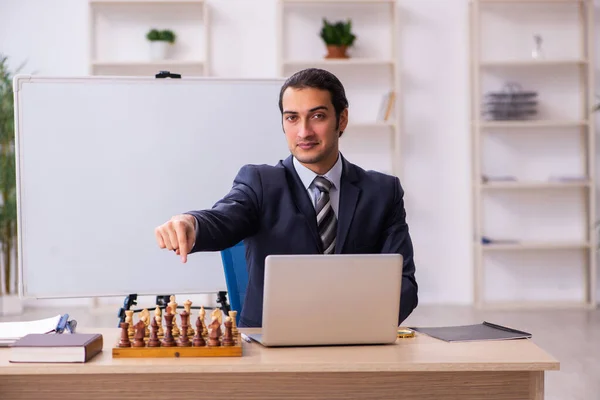 Jovem empregado masculino jogando xadrez no local de trabalho — Fotografia de Stock