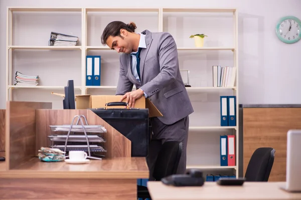 Ung manlig anställd som avskedas från sitt arbete — Stockfoto