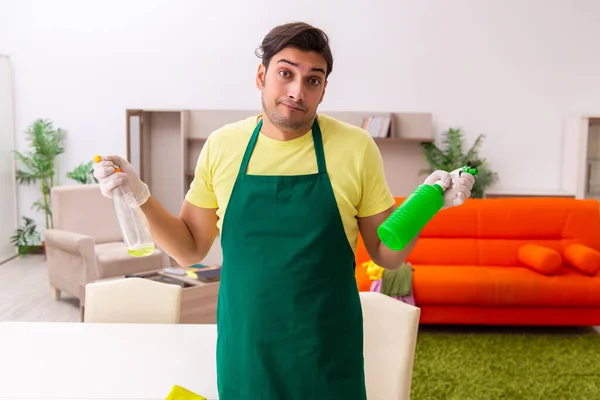 Jonge mannelijke aannemer schoonmaken van het huis binnen — Stockfoto