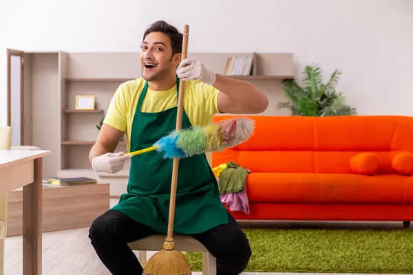 Kontraktor laki-laki muda membersihkan rumah dalam ruangan — Stok Foto