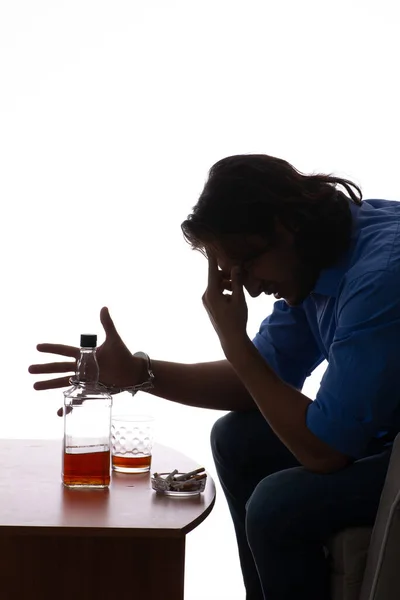 Jeune homme souffrant d'alcoolisme — Photo