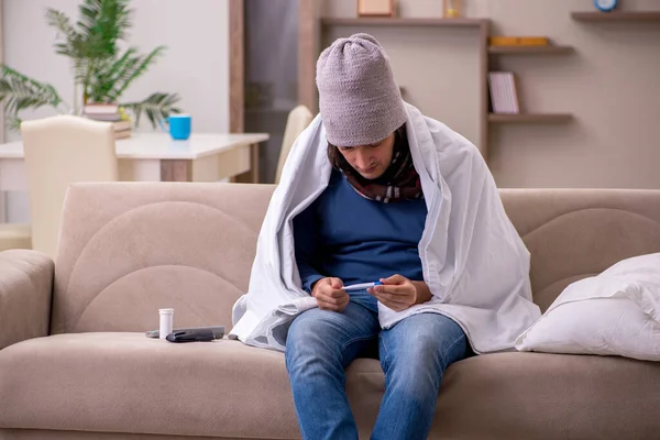 Jeune homme souffrant à la maison — Photo