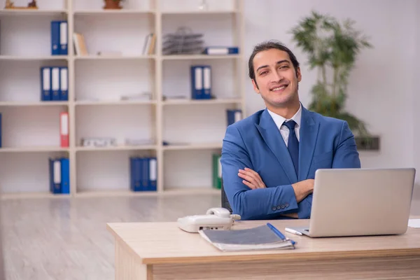 Joven empleado masculino sentado en la oficina — Foto de Stock