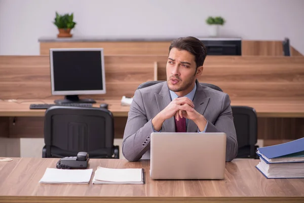 Jeune homme d'affaires employé travaillant dans le bureau — Photo