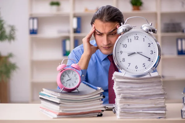 Ung manlig anställd i time management koncept — Stockfoto