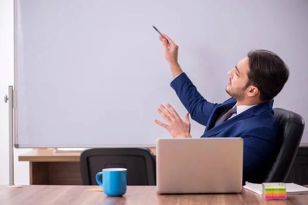 Jovem e bonito empregador no conceito de teleconferência — Fotografia de Stock