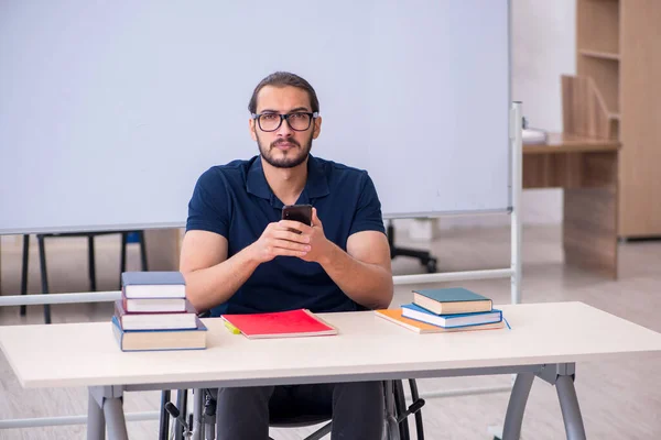 Joven estudiante discapacitado masculino en el aula —  Fotos de Stock