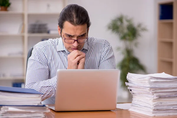 Jovem funcionário masculino infeliz com excesso de trabalho no escritório — Fotografia de Stock