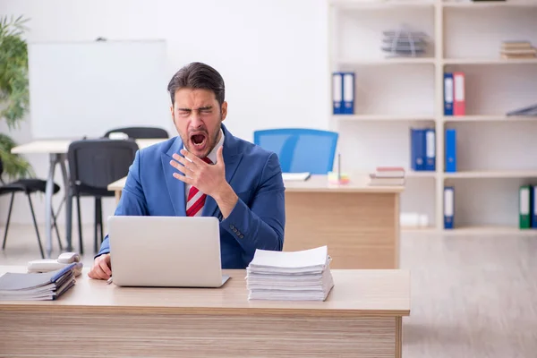 Junge attraktive Mitarbeiter im Büro — Stockfoto