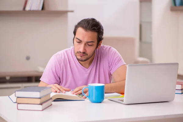 Jovem estudante do sexo masculino se preparando para exames em casa — Fotografia de Stock