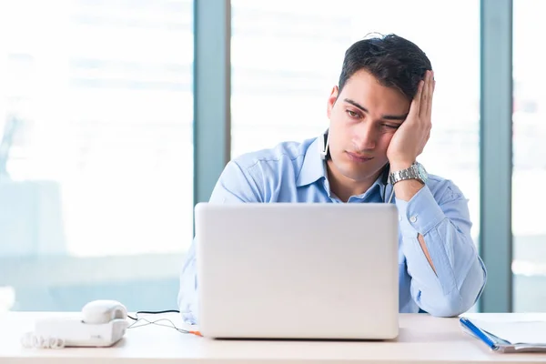 Operador de centro de llamadas masculino en concepto de negocio — Foto de Stock