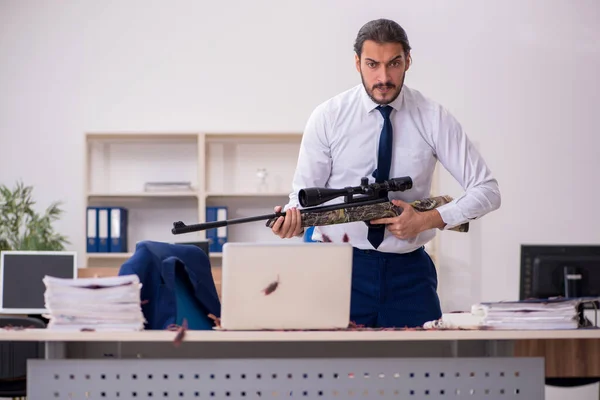 Junge männliche Angestellte und zu viele Kakerlaken im Büro — Stockfoto