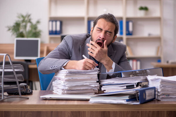 Молодой бизнесмен недоволен чрезмерной работой в