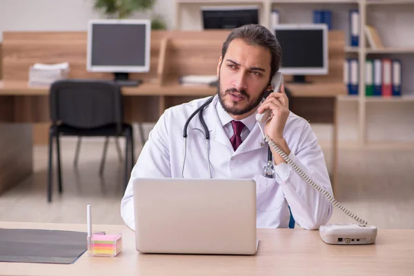 Ung manlig läkare i telemedicin koncept — Stockfoto