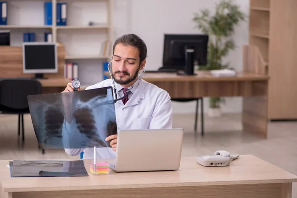 Jeune médecin radiologue assis dans le bureau — Photo