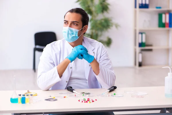 Νεαρός άνδρας χημικός που εργάζεται στο εργαστήριο κατά τη διάρκεια πανδημίας — Φωτογραφία Αρχείου