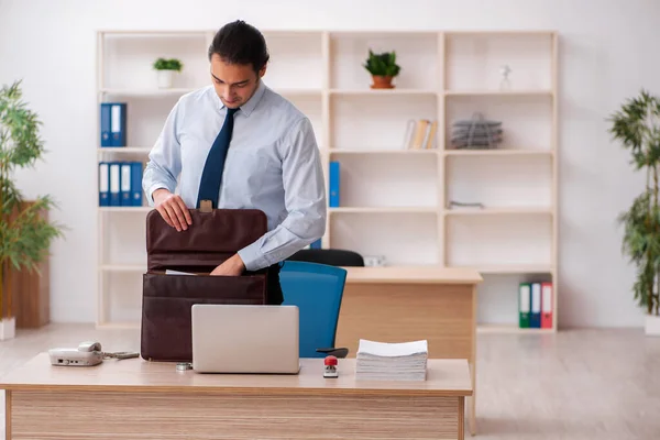 Giovane dipendente maschile che lavora in ufficio — Foto Stock