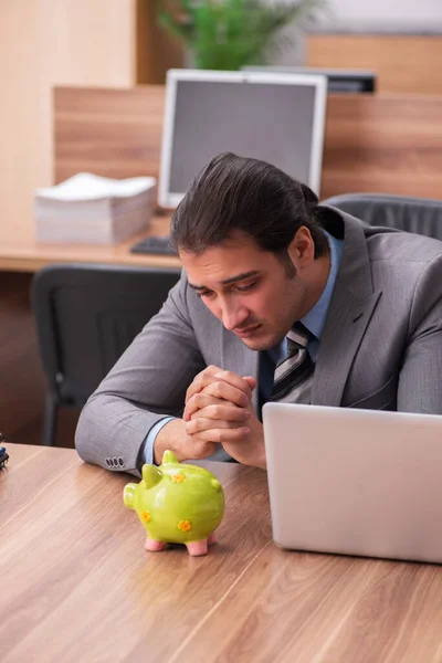 Jeune homme salarié à la retraite concept — Photo