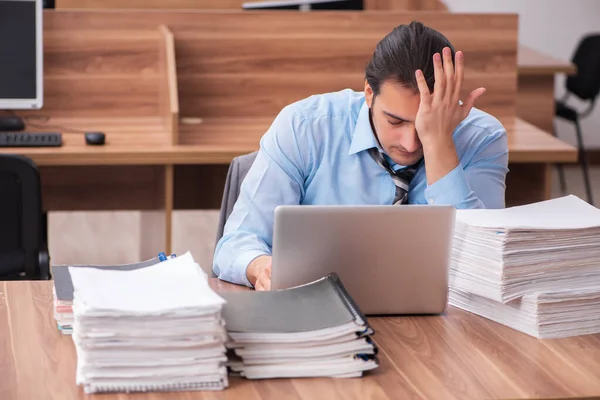 Junge männliche Mitarbeiter unzufrieden mit exzessiver Arbeit — Stockfoto