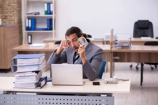 Joven empleado masculino descontento con el trabajo excesivo en la oficina —  Fotos de Stock