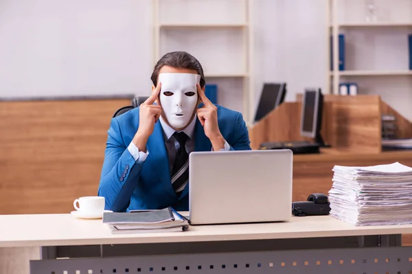 Ung man anställd bär masker på kontoret — Stockfoto