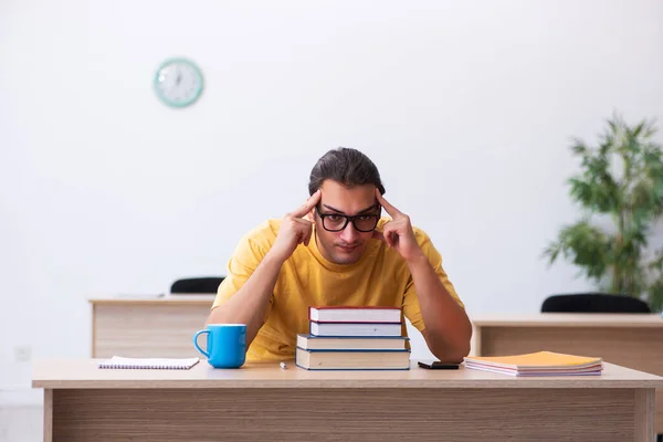 Giovane studente maschio che si prepara per gli esami in classe — Foto Stock