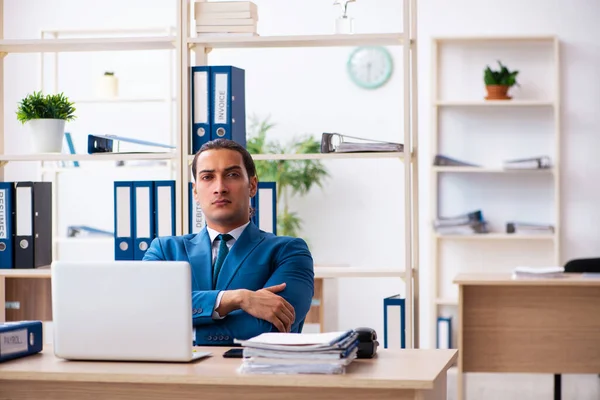 Jeune beau employé assis dans le bureau — Photo