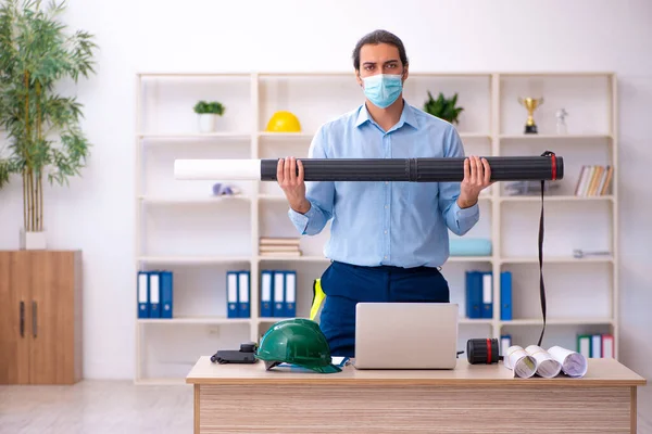 Junger männlicher Architekt arbeitet während der Pandemie im Büro — Stockfoto