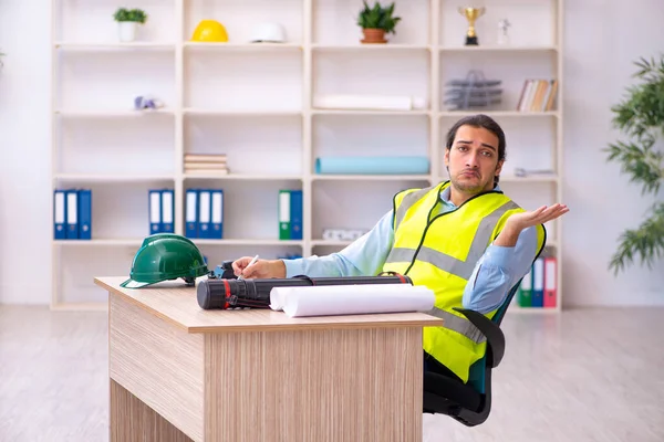 Jovem arquiteto masculino que trabalha no escritório — Fotografia de Stock