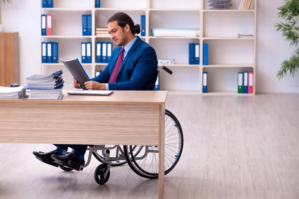 Young disabled employee working in the office — Stock Photo, Image