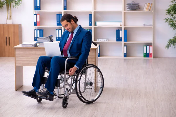 Junge behinderte Angestellte im Büro — Stockfoto