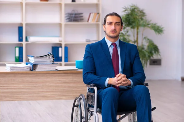 Junge behinderte Angestellte im Büro — Stockfoto