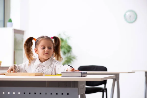 Niña pequeña en el concepto de desarrollo temprano —  Fotos de Stock