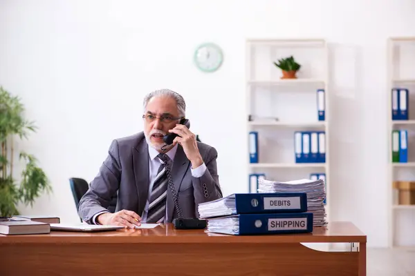 Oude mannelijke zakenman werknemer werkzaam in het kantoor — Stockfoto