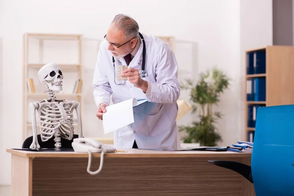 Paciente muerto visitando viejo doctor masculino — Foto de Stock