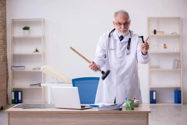 Klinikte çalışan yaşlı bir erkek doktor otorhinolarygolog. — Stok fotoğraf
